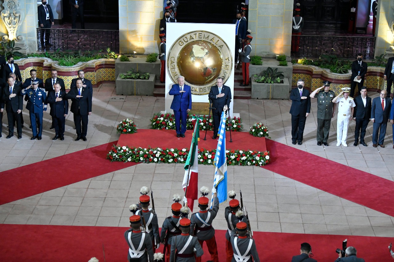 Presidente Giammattei recibe a su homólogo de México en Palacio Nacional de la Cultura