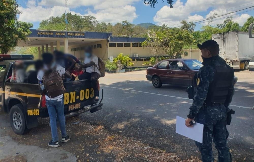 Localizan a grupo de migrantes que caminaba por ruta fronteriza
