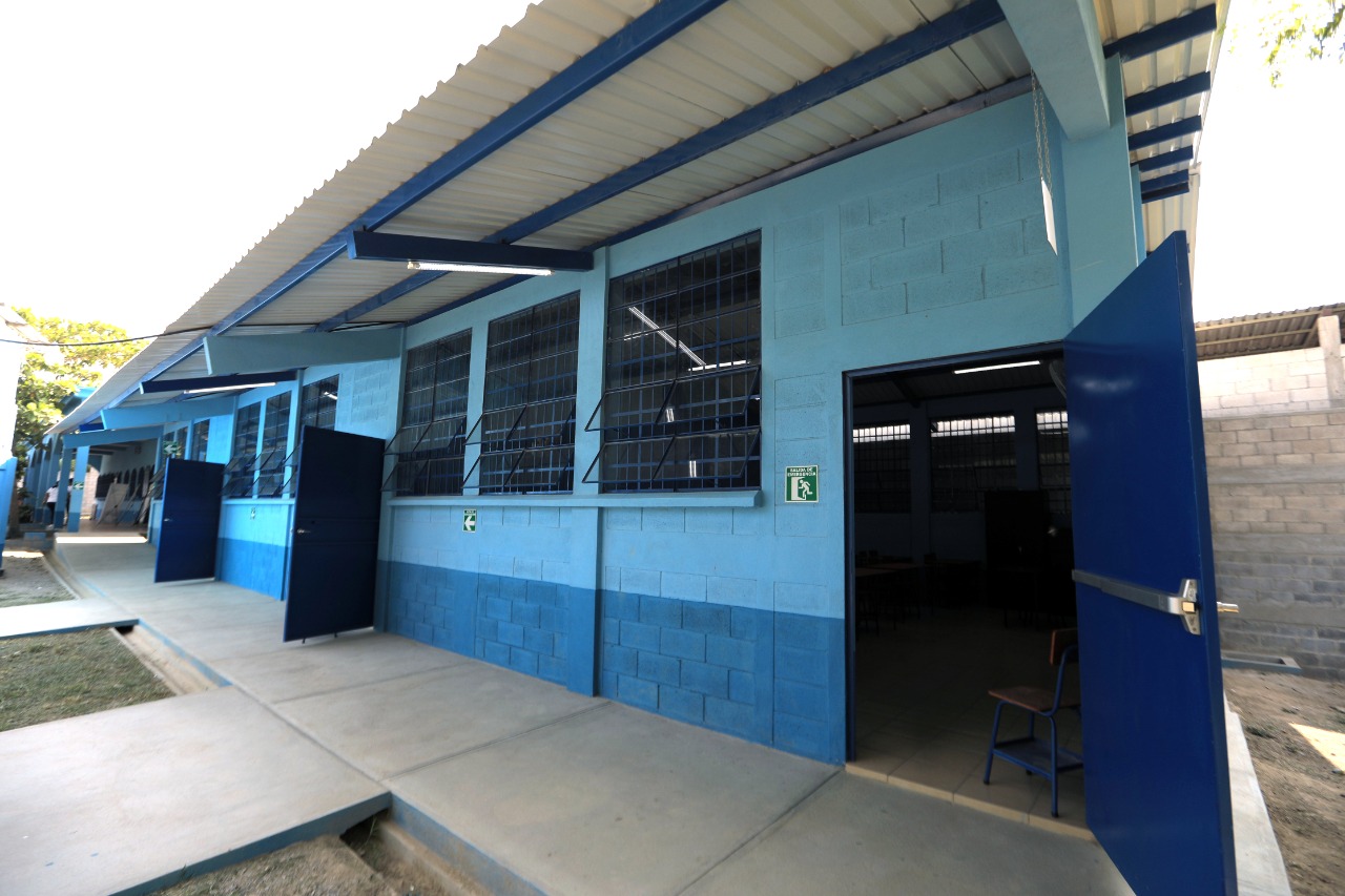 Entrega de mobiliario y ampliación de escuela favorece a más de 250 estudiantes