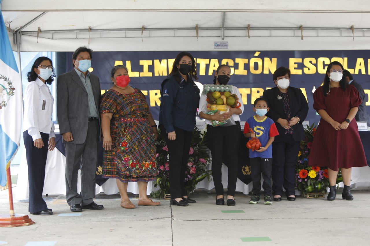 Mineduc da inicio a tercera entrega de alimentación escolar en escuela de zona 5 capitalina
