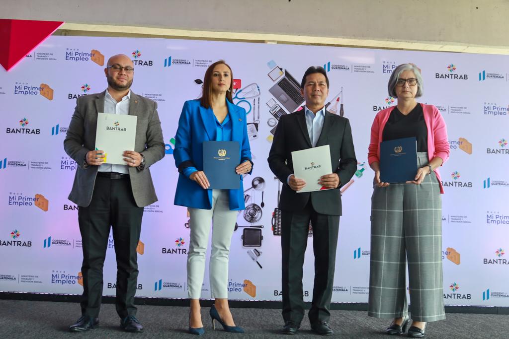 Mintrab y Bantrab firman convenio para otorgar primer empleo a jóvenes