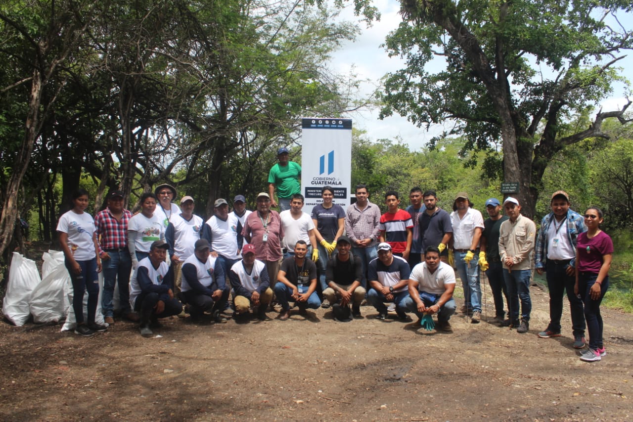 MARN lleva a cabo jornada de limpieza en Cráter Azul, Petén