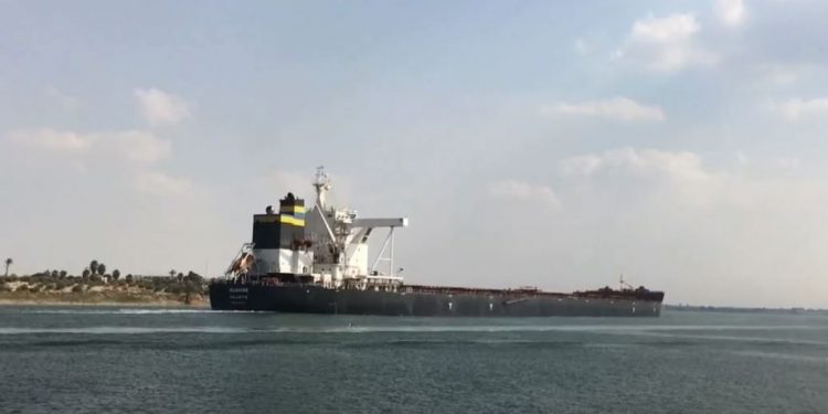Paso de petroleros por Suez en abril sube un 25.8 % interanual