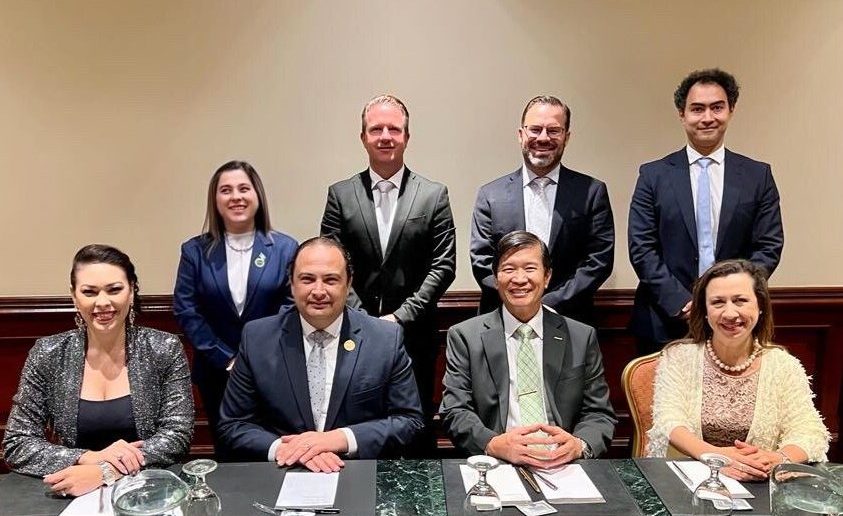 El canciller Mario Búcaro, y miembros de la Cámara Nacional de Turismo de Costa Rica (Canatur)