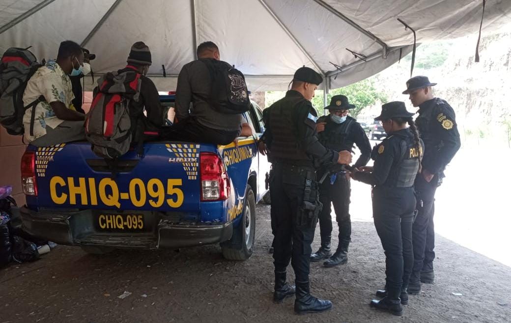 PNC remite a 10 migrantes de nacionalidad venezolana