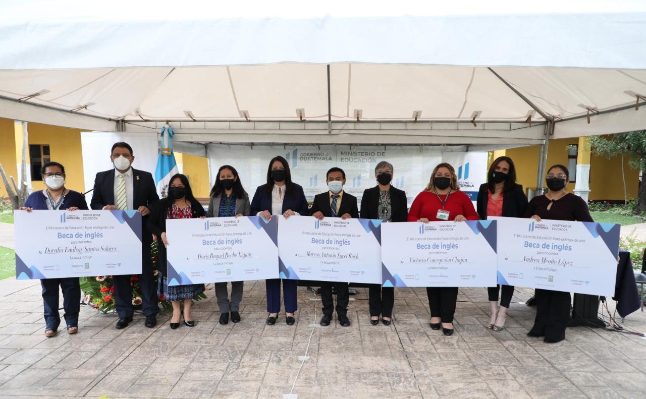 Entregan becas de inglés a docentes del nivel diversificado