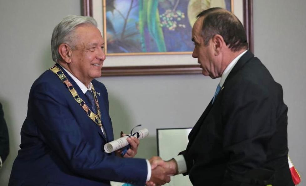 Guatemala entrega Orden del Quetzal a presidente mexicano