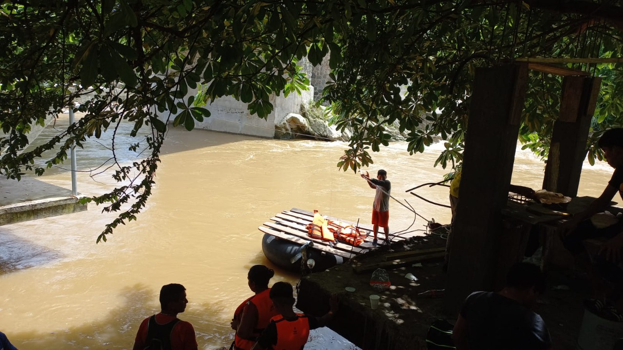 Migrantes ilesos después de volcar una balsa en río Suchiate