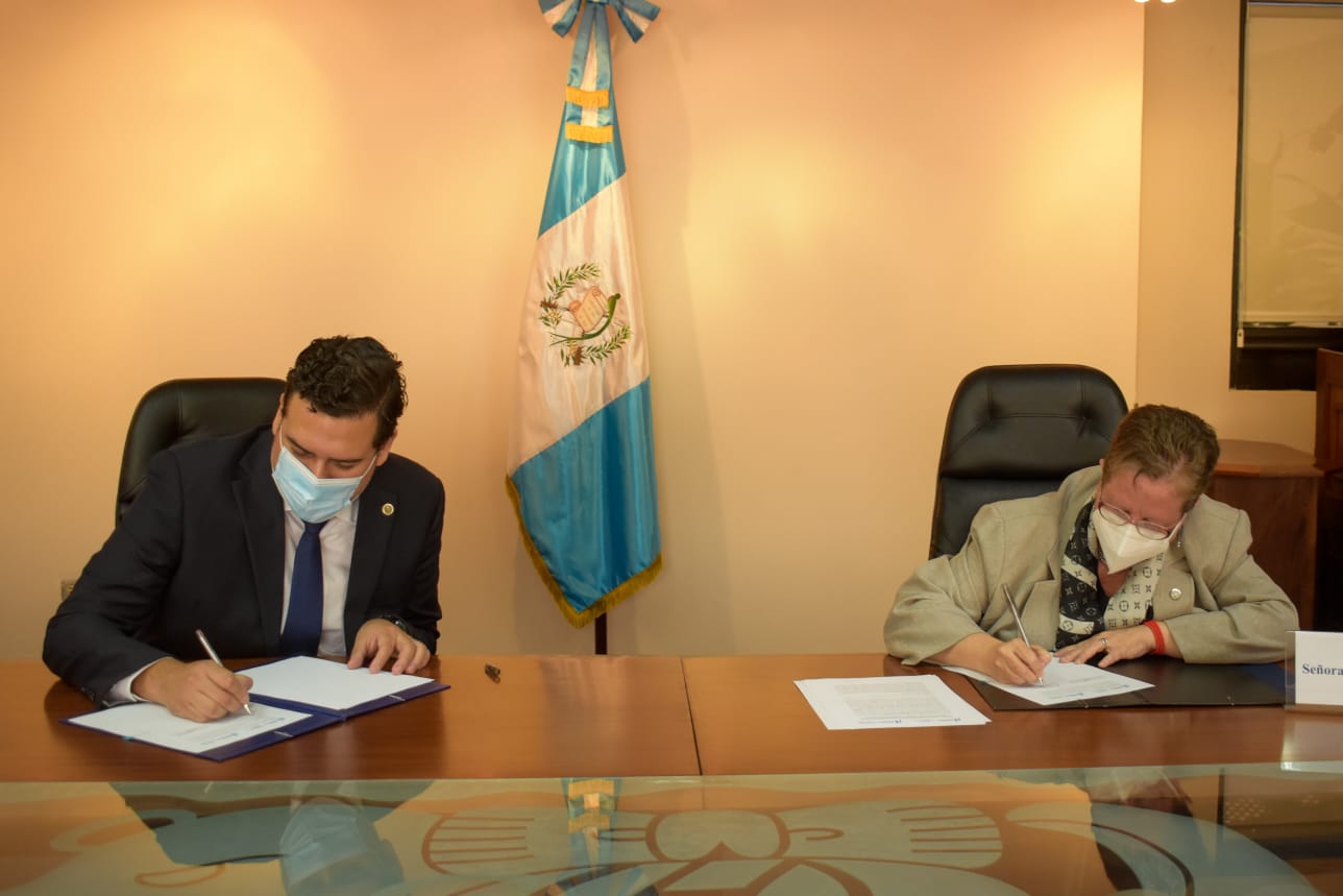 Firma de convenio entre los titulares de Mintrab y Seprem.