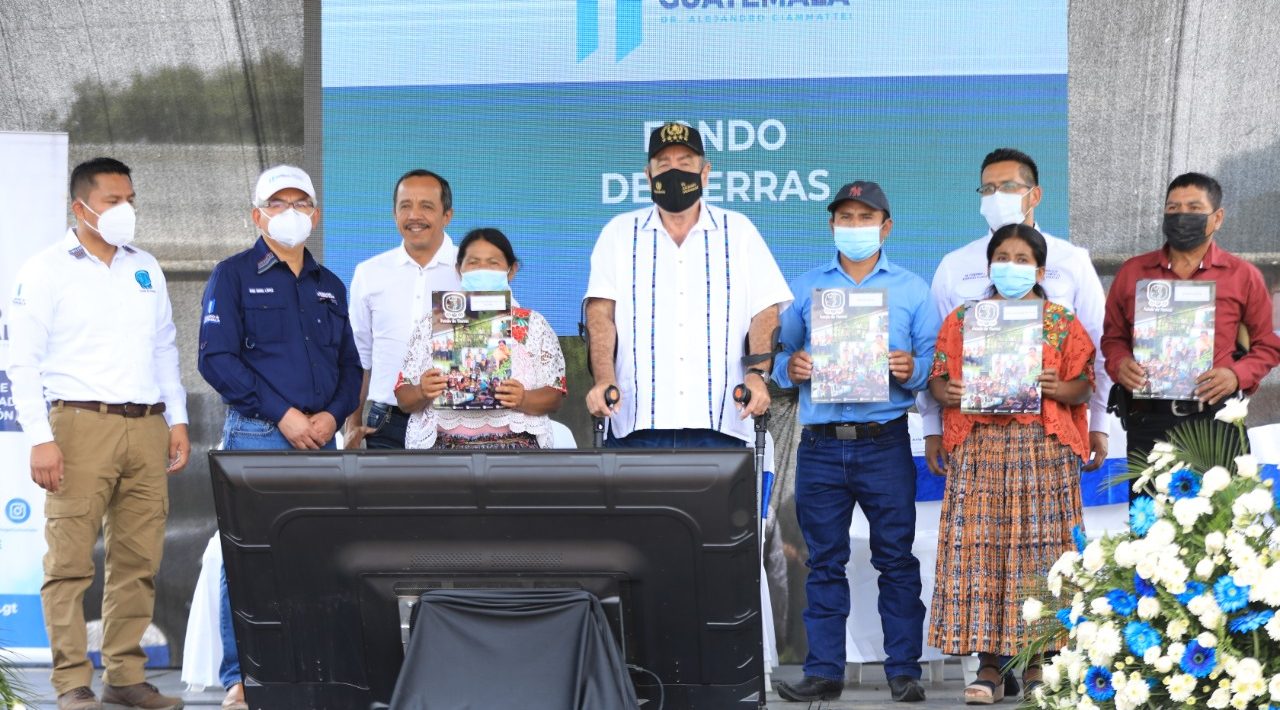 Familias de las Verapaces reciben beneficios del Fondo de Tierras