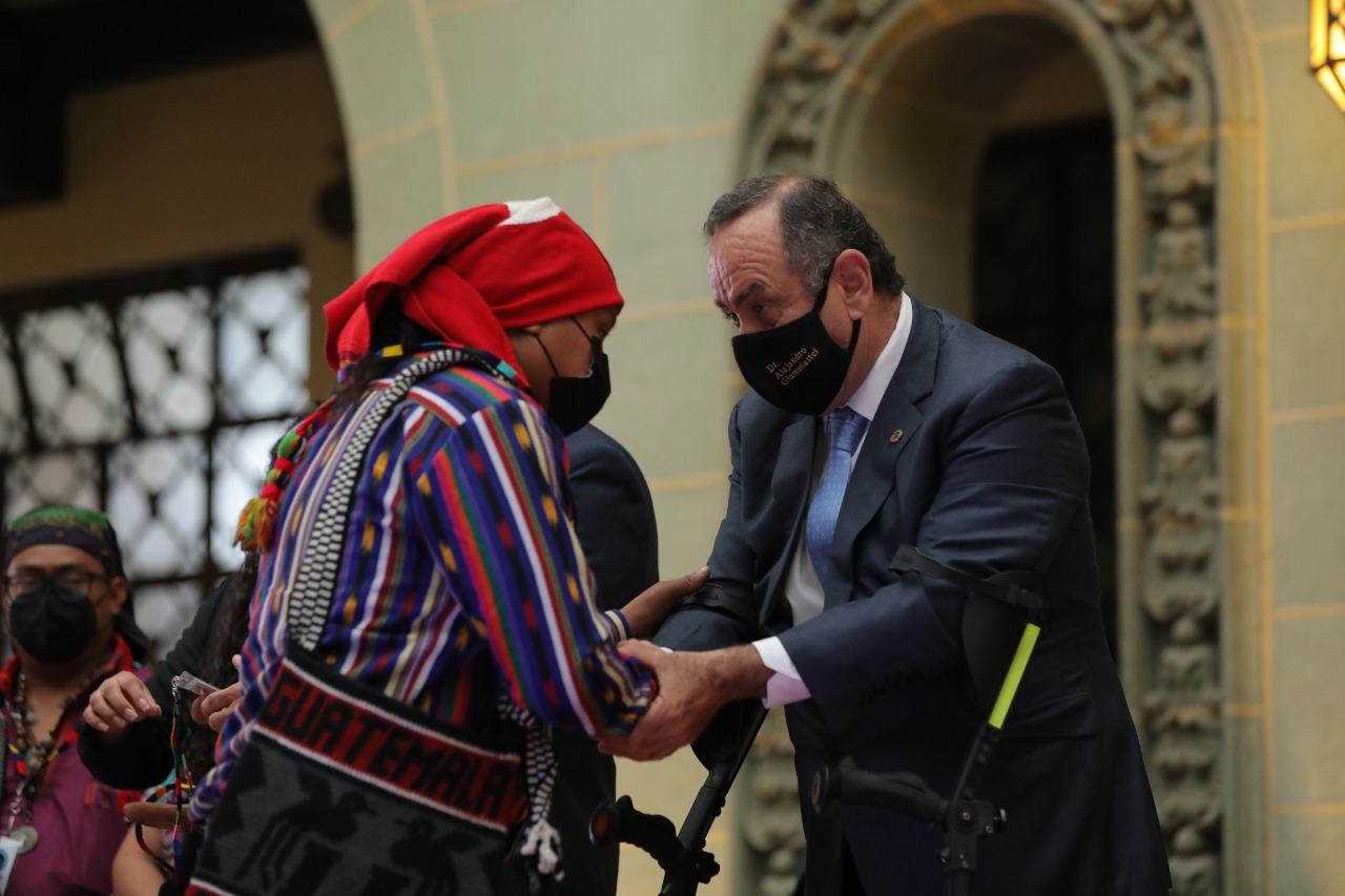 Presidente Giammattei entrega credenciales a 50 guías espirituales