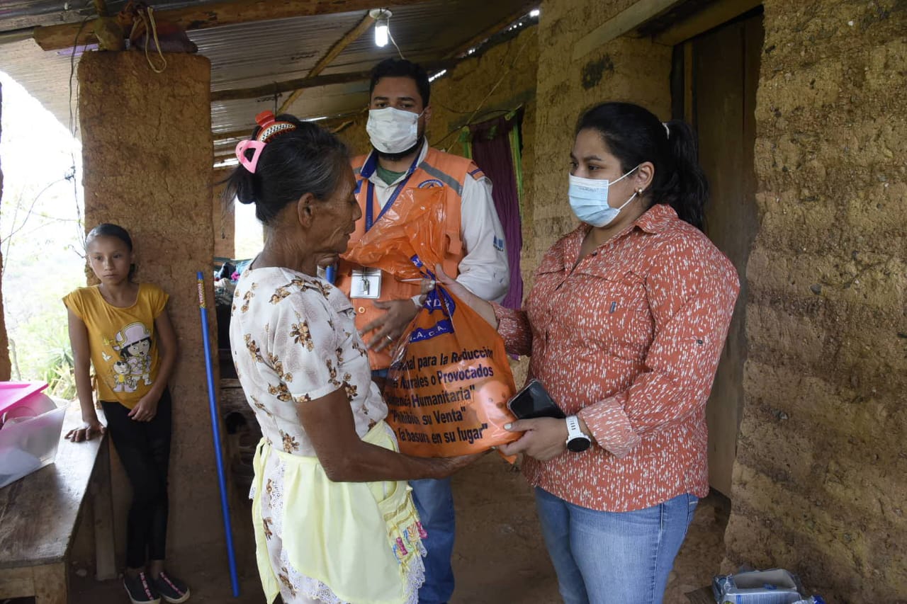 Entregan asistencia humanitaria a familias damnificadas por lluvias en Jalapa