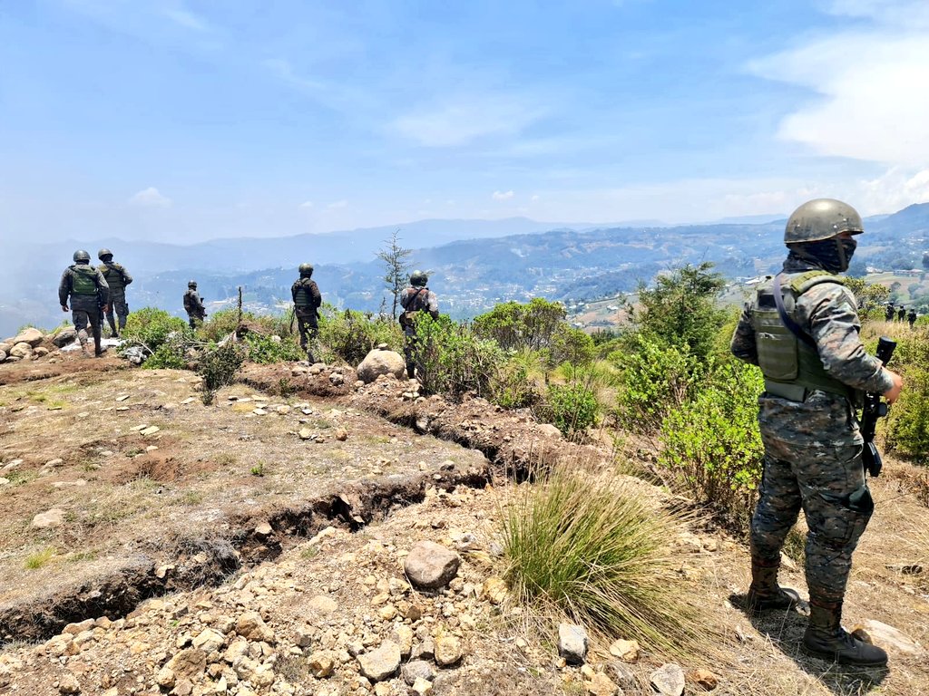 Ejército auxilia a personas atrapadas en conflicto entre Ixchiguán y Tajumulco