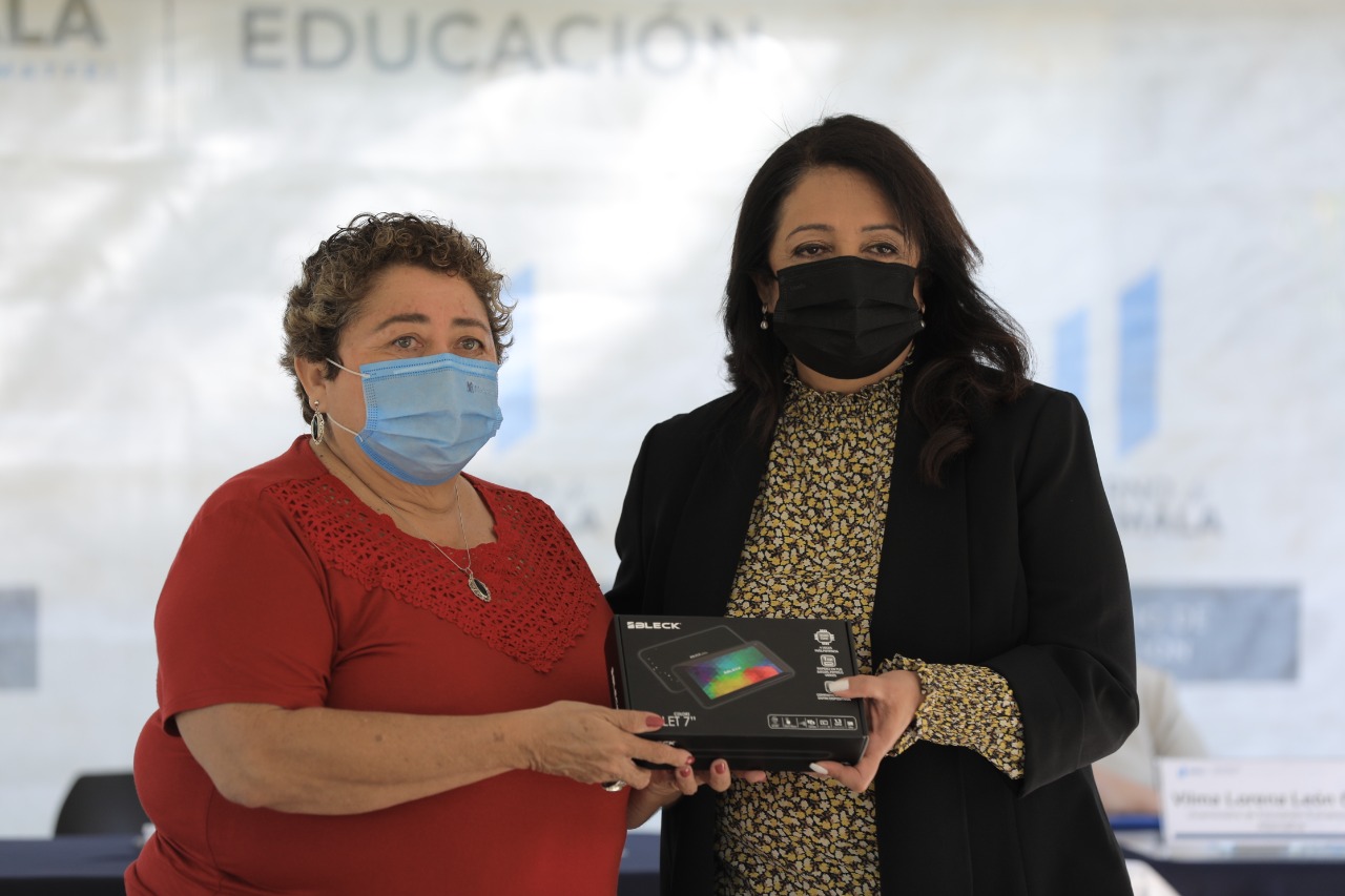 Entregan “tablets” para fortalecer educación de estudiantes con discapacidades