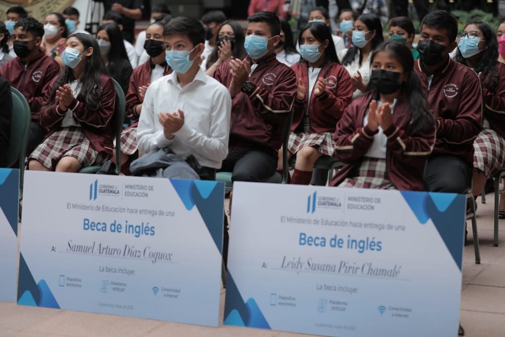 Ministerio de Educación otorga becas de ingles para 2022.