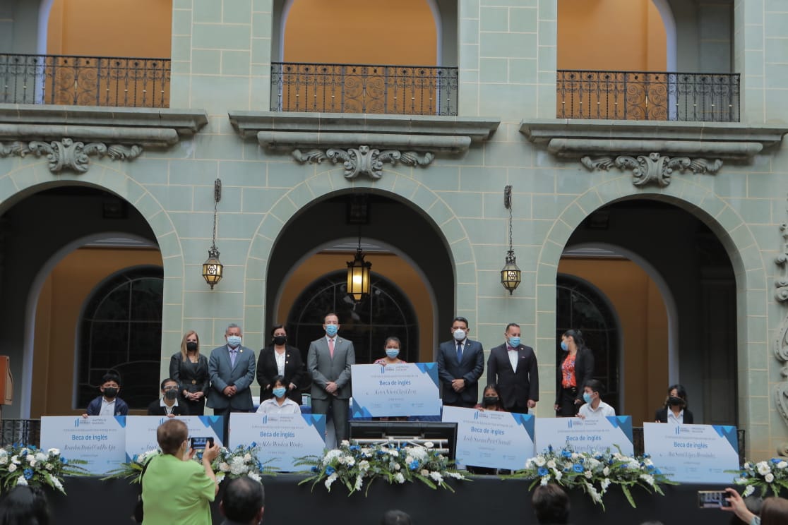 Becas de inglés beneficiarán a más de 5 mil estudiantes del ciclo diversificado
