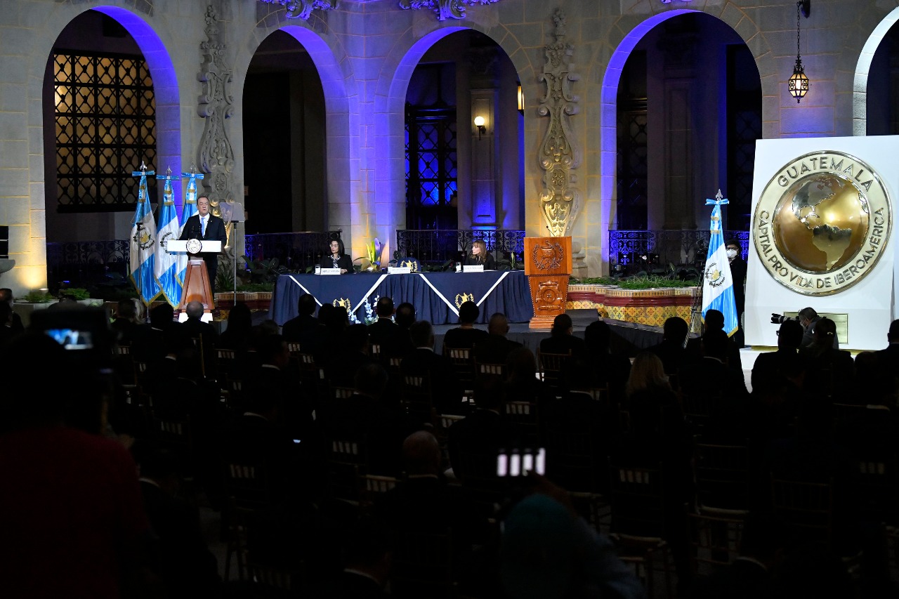Presidente Alejandro Giammatei en actividad del Patio de la Paz, Palacio Nacional de la Cultura.