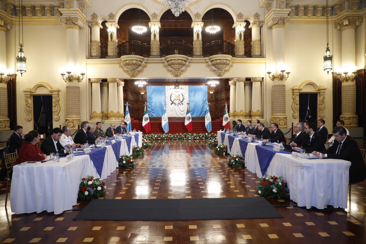 Mandatarios de Guatemala y México sostienen reunión bilateral