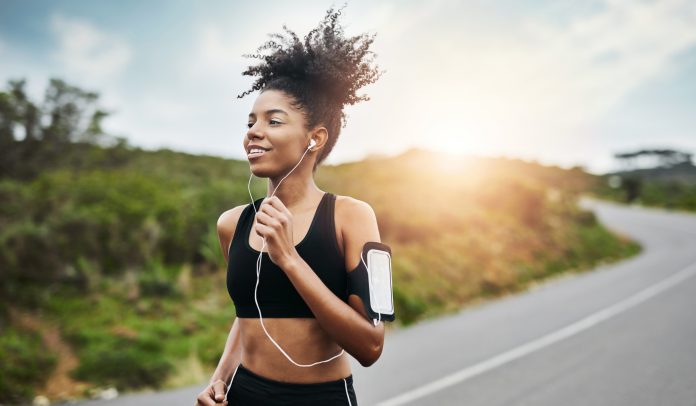 La música ayuda a correr más y mejor a “runners”, según un estudio