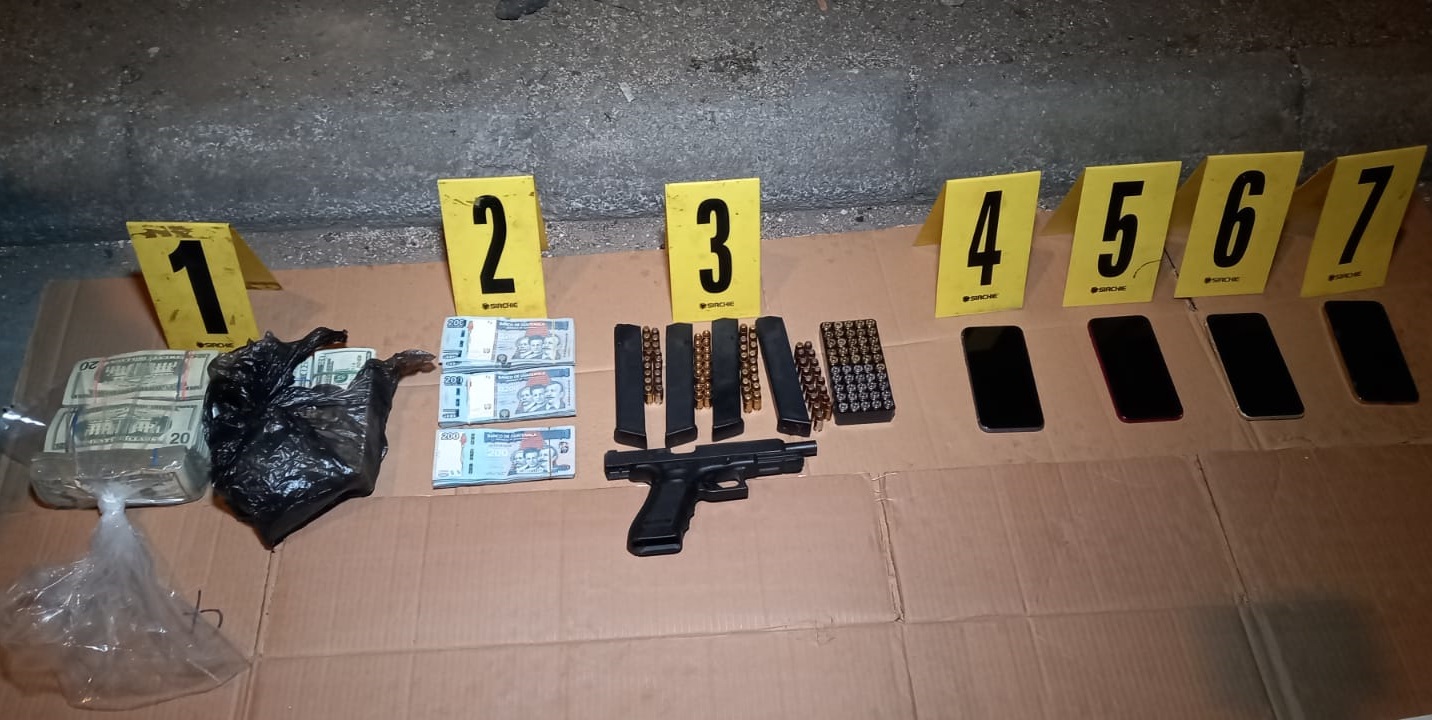Decomisan más de 45 mil dólares escondidos en vehículo particular