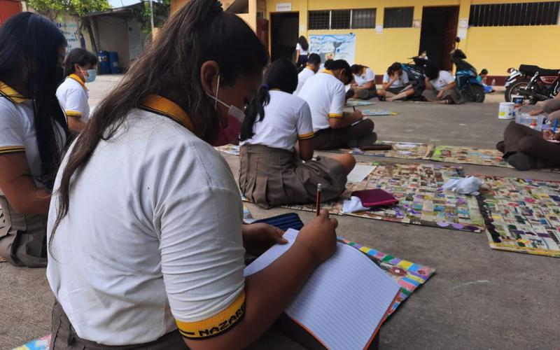 Estudiantes de Petén, reciben taller de reciclaje.