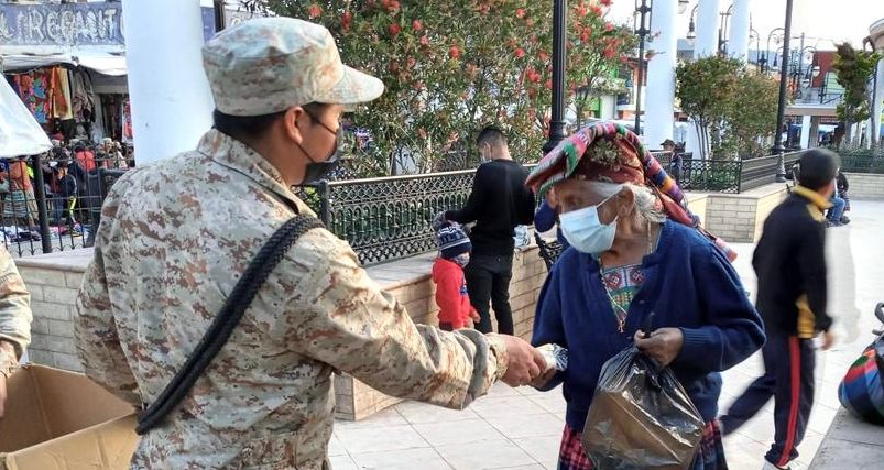 Reservistas militares reconocen labor de las madres de familia
