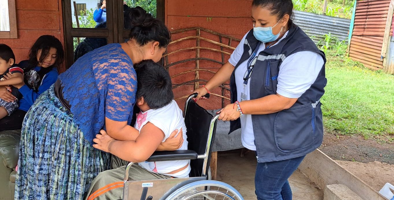 Servicio Social de la SOSEP lleva ayuda a familias de escasos recursos