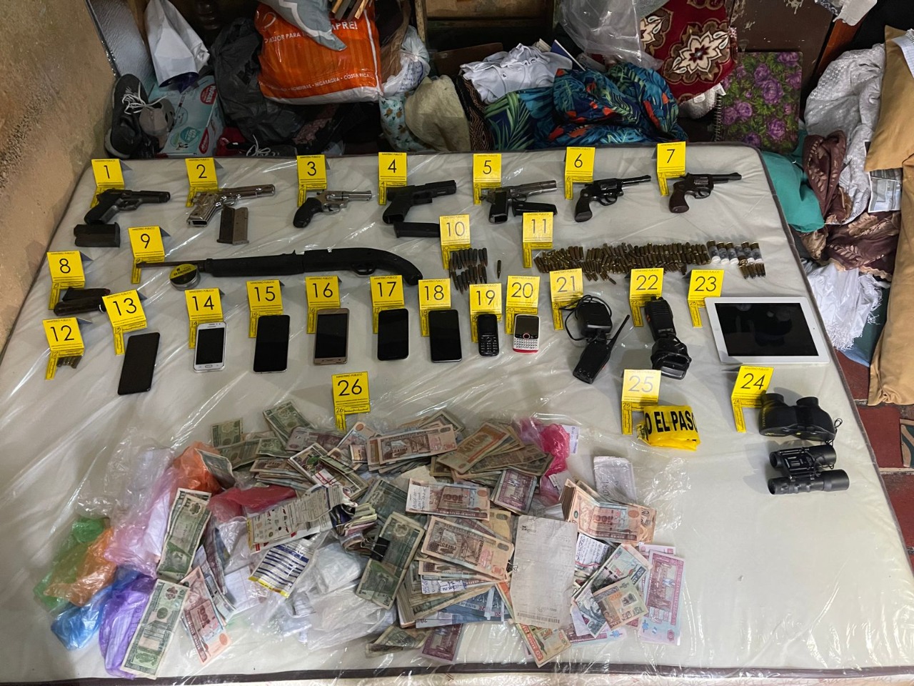 PNC localiza armas de fuego y dinero durante operativos