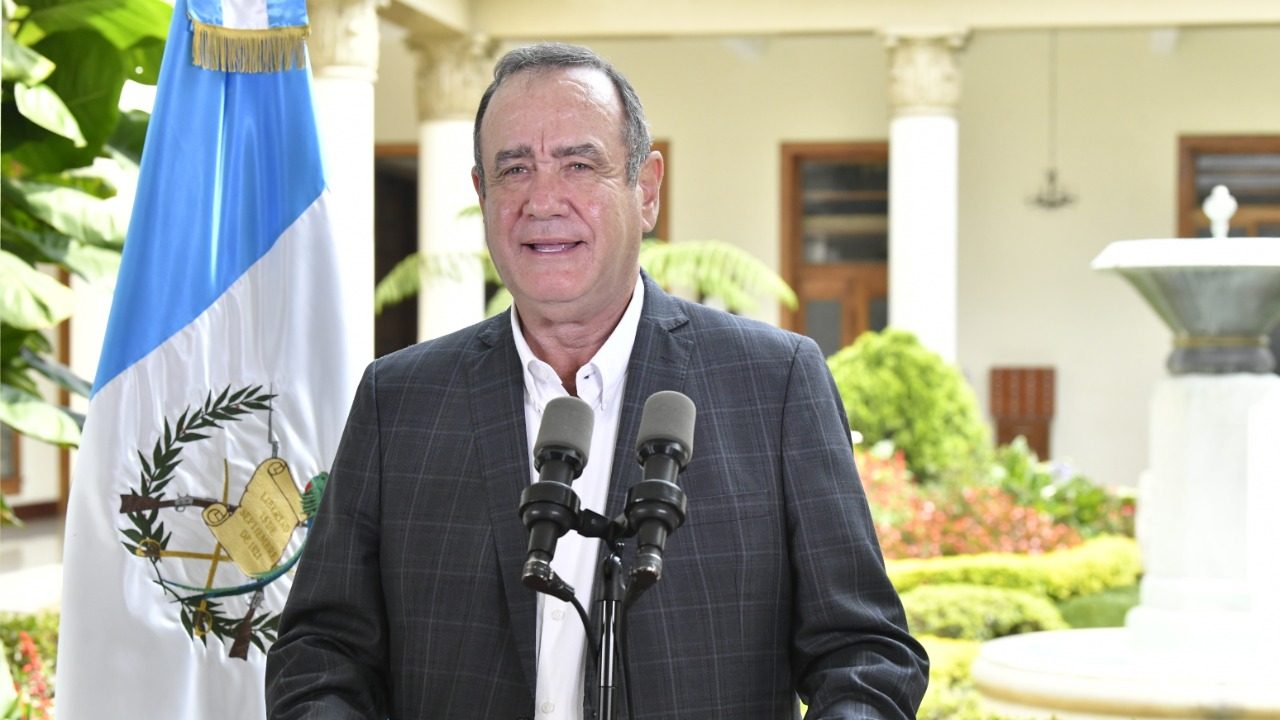 Presidente Alejandro Giammattei felicita a madres guatemaltecas