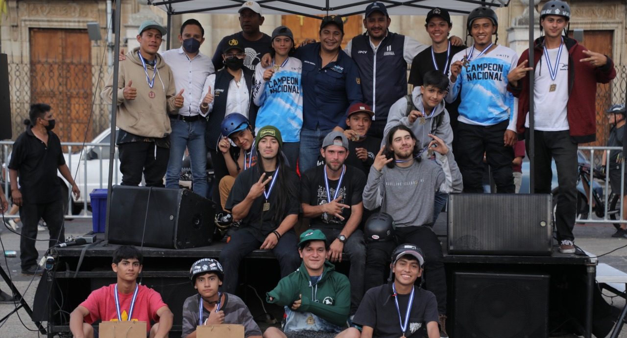 Conjuve entrega reconocimiento a participantes de espectáculo de BMX