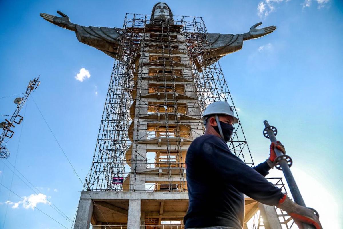 Mayor Cristo del mundo es erguido en Brasil y espera ser inaugurado en 2023