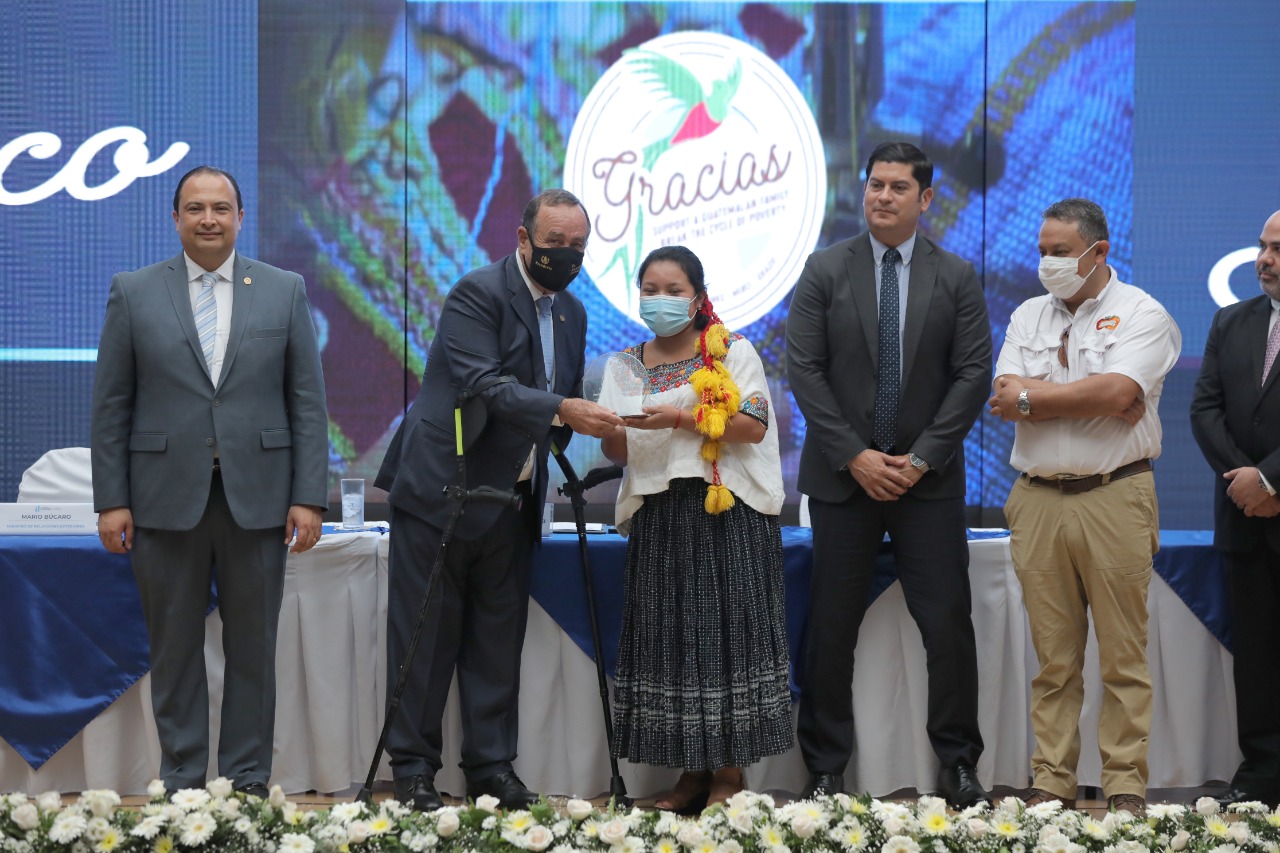 Presidente otorga distinción Sello Blanco a 28 productores guatemaltecos