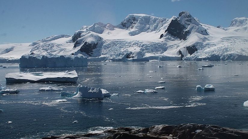 Descubren un gigantesco sistema de aguas subterráneas bajo el hielo antártico