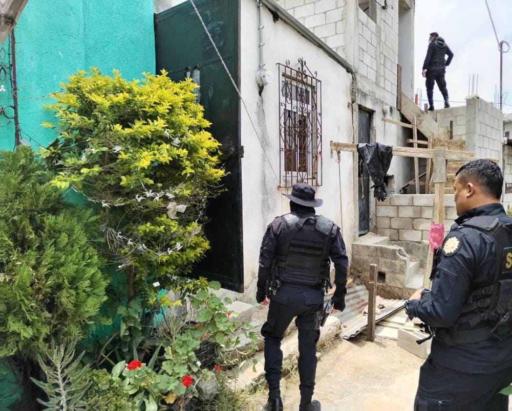 Localizan fusil y pistola durante allanamientos en San Miguel Petapa