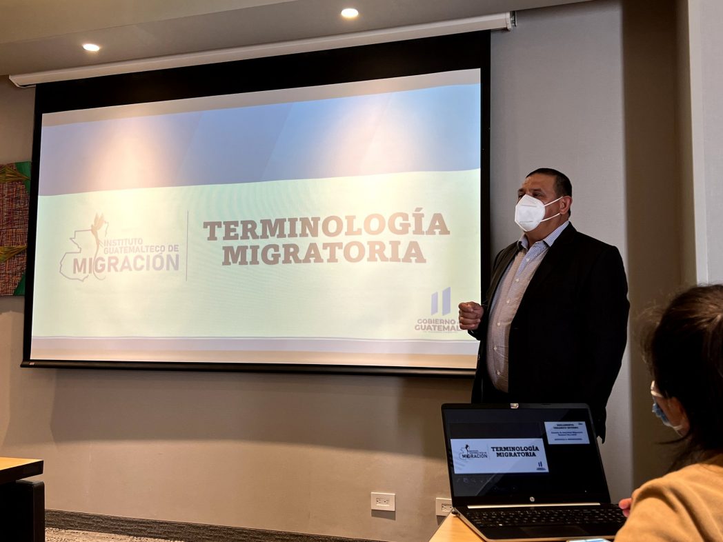 Capacitan a personal de Migración con enfoque en derechos humanos