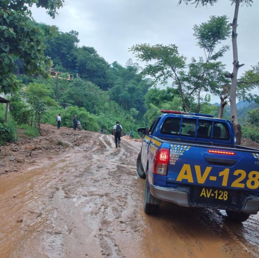 PNC apoya en la remoción de escombros en carreteras por lluvias