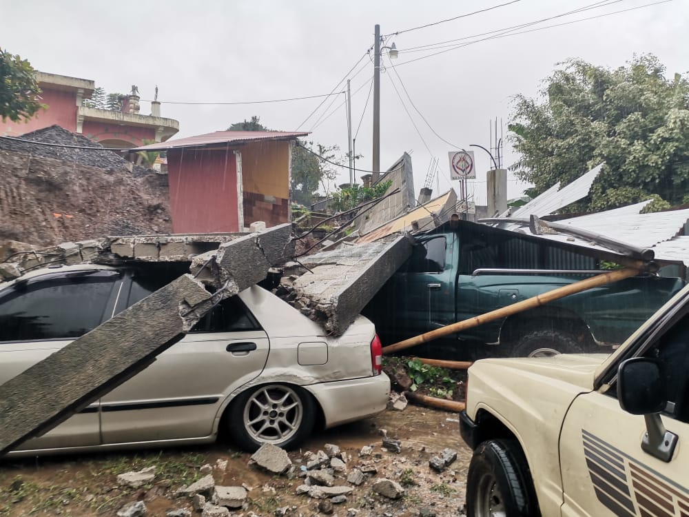 Las lluvias han causado daños en infraestructura pública y privada.