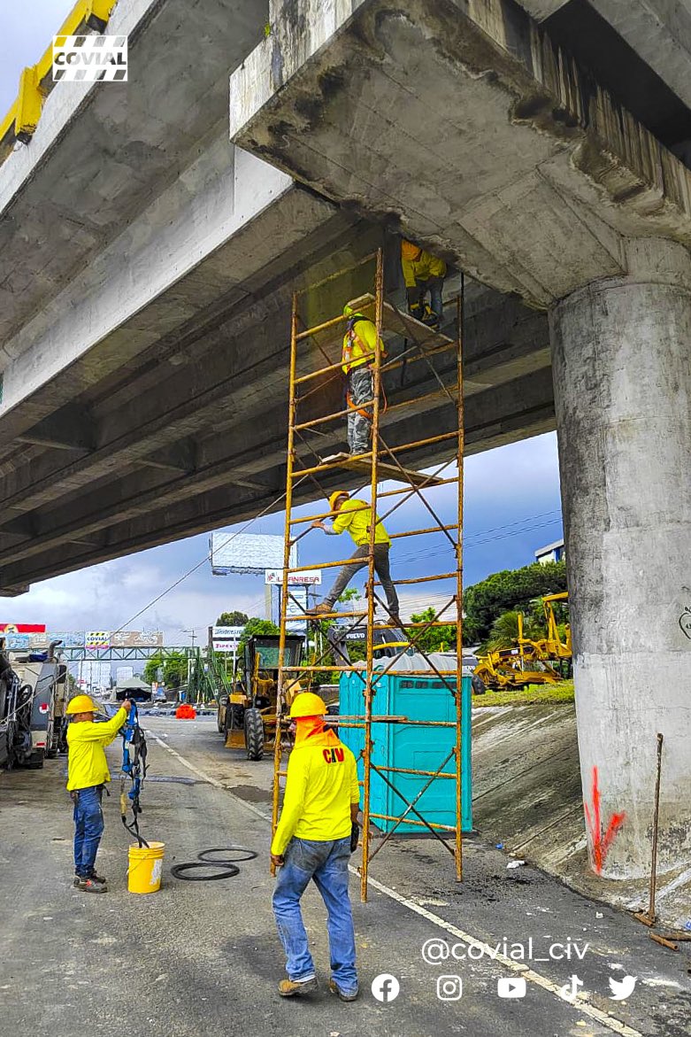 Autoridades inspeccionan puente en sector del socavamiento que impide el paso en la ruta al Pacífico.