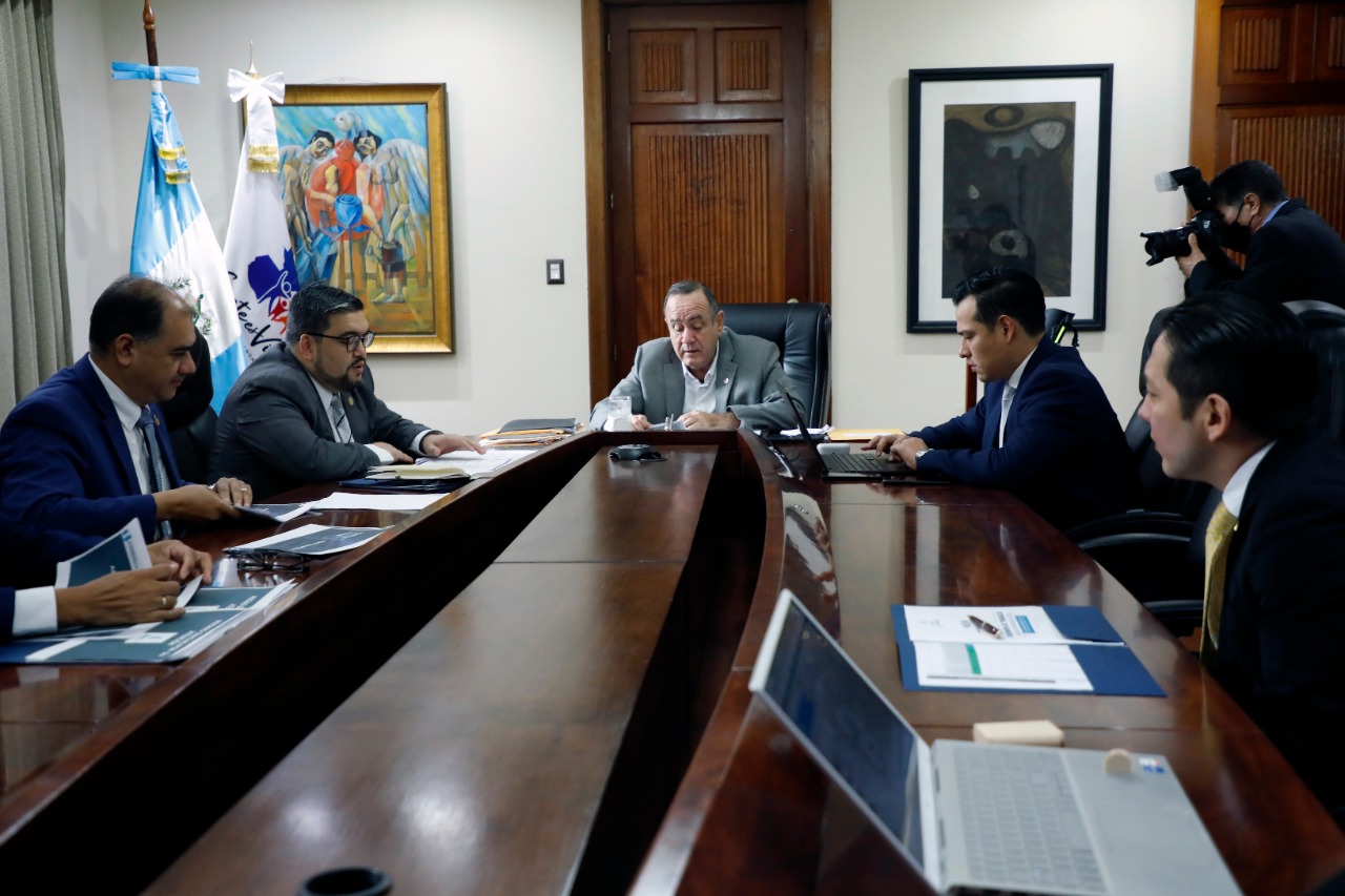Mandatario da continuidad a avances de planes y programas del MEM