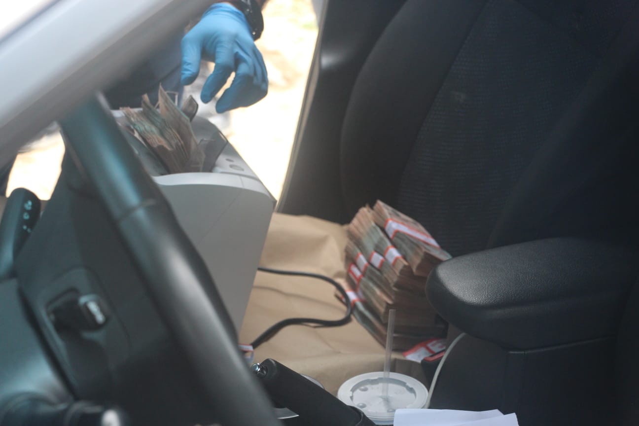 PNC captura a hombre por llevar cerca de 80 mil quetzales en un vehículo
