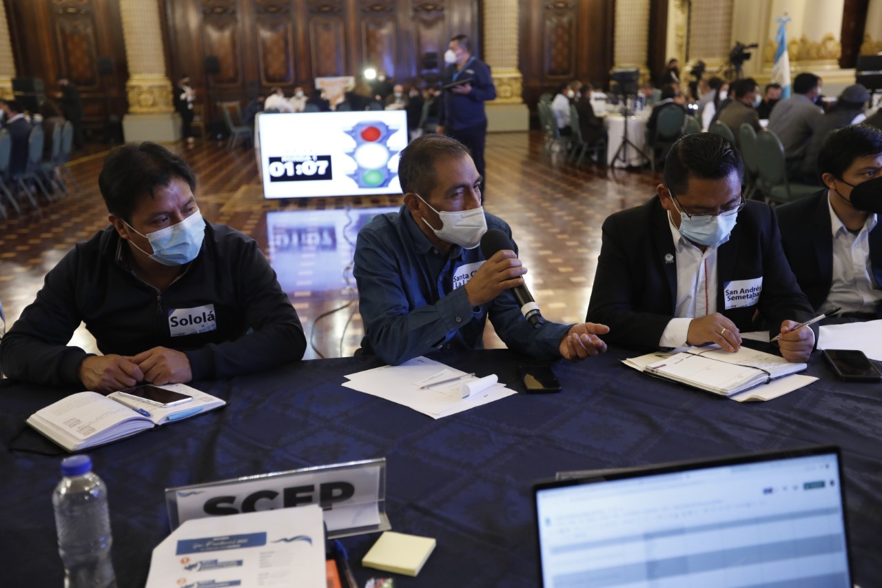 Alcaldes de Sololá exponen solicitudes en mesas de trabajo.