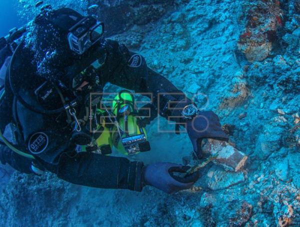 Arqueólogos europeos encuentran una enorme cabeza de mármol en el mar Egeo