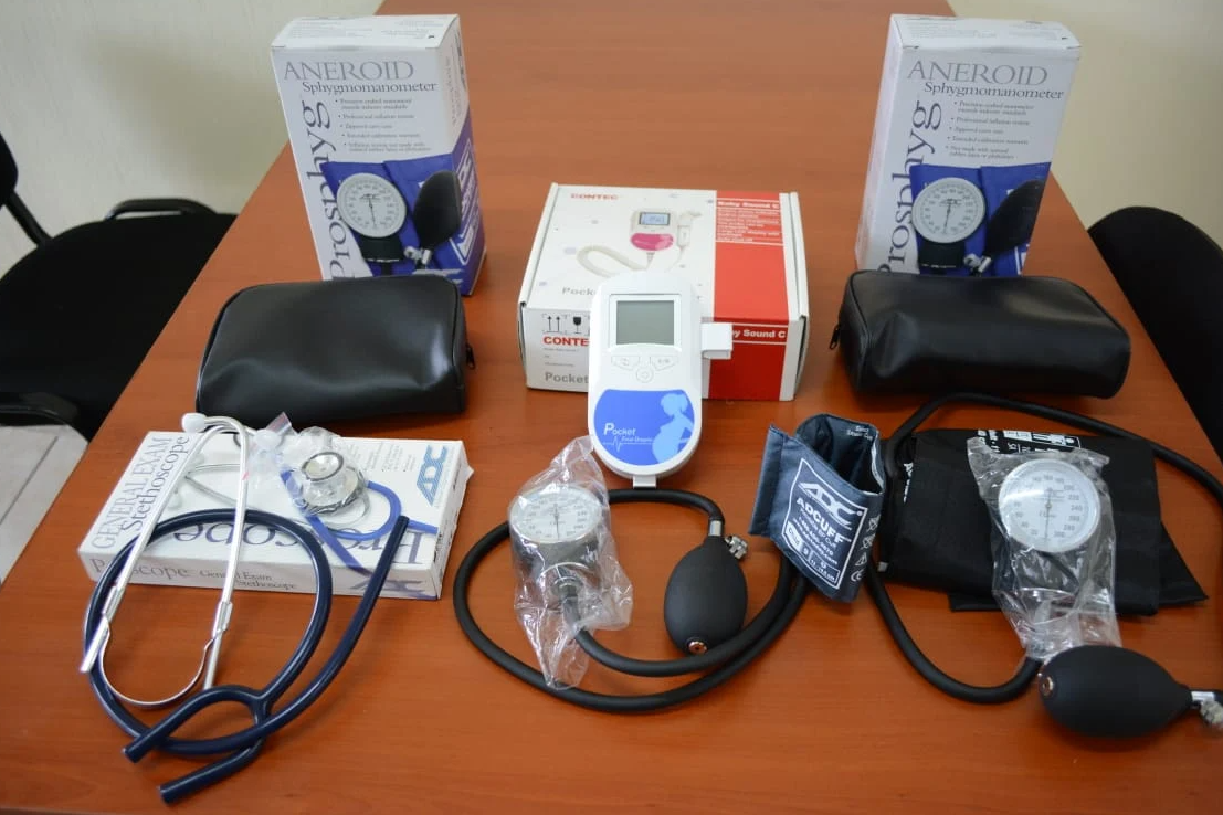 Entrega de equipo médico beneficia al sector materno-infantil