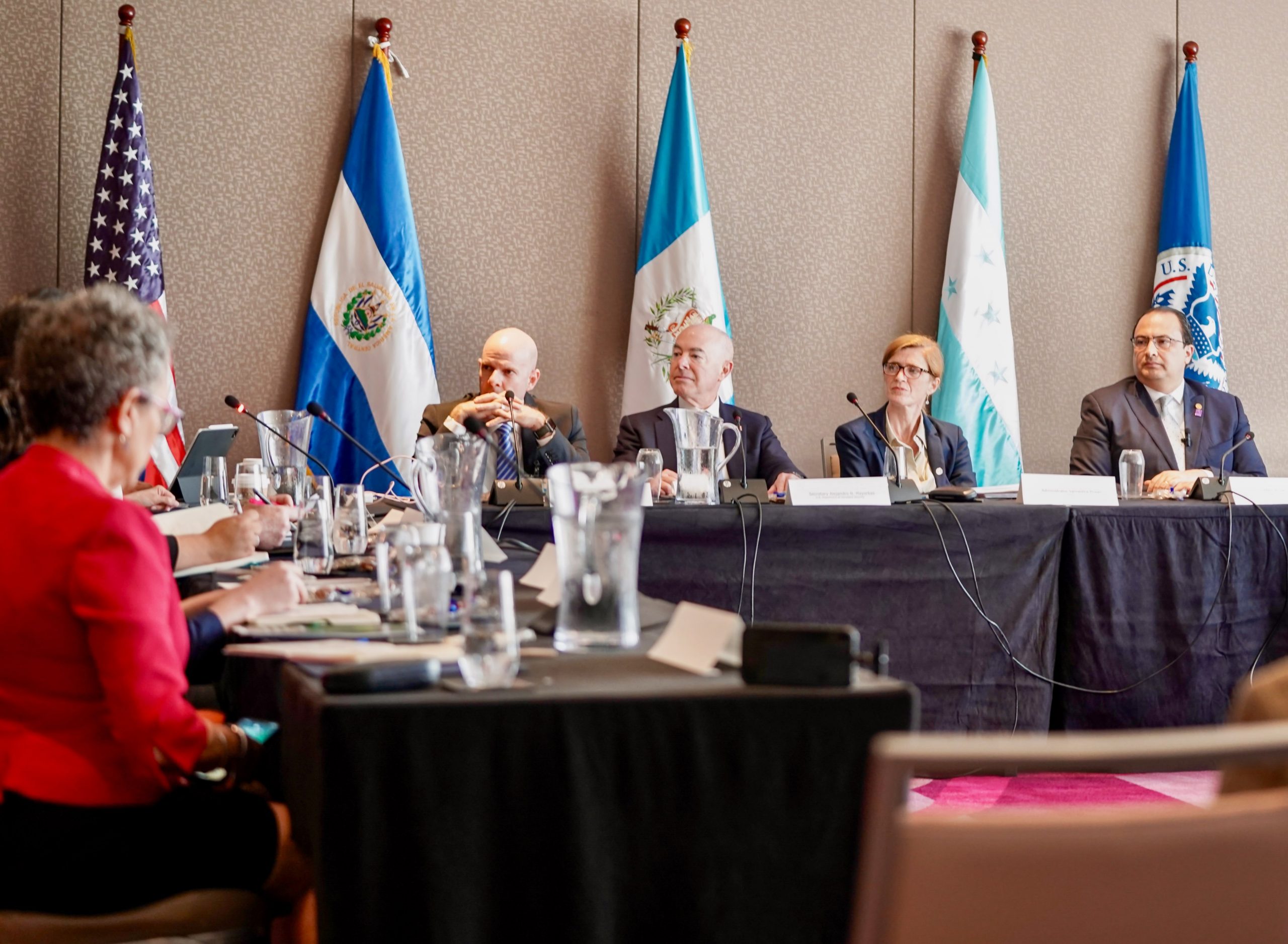 El funcionario se reunió con el Secretario de Seguridad Nacional, Alejandro Mayorkas,
