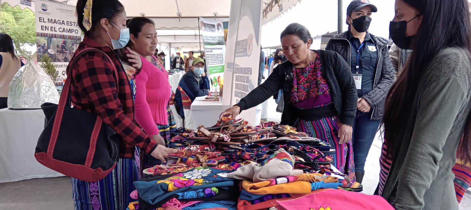 Promueven emprendimiento de familias quichelenses