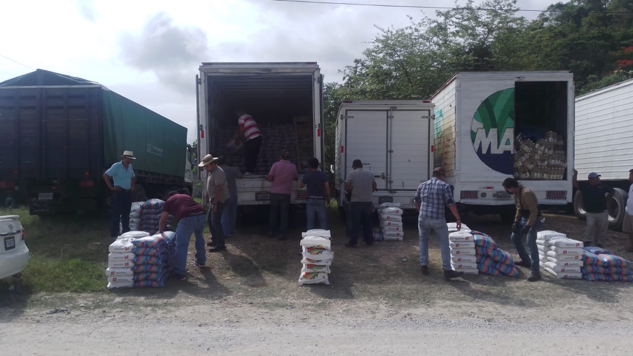 Entrega de alimentos Laguna Larga Petén