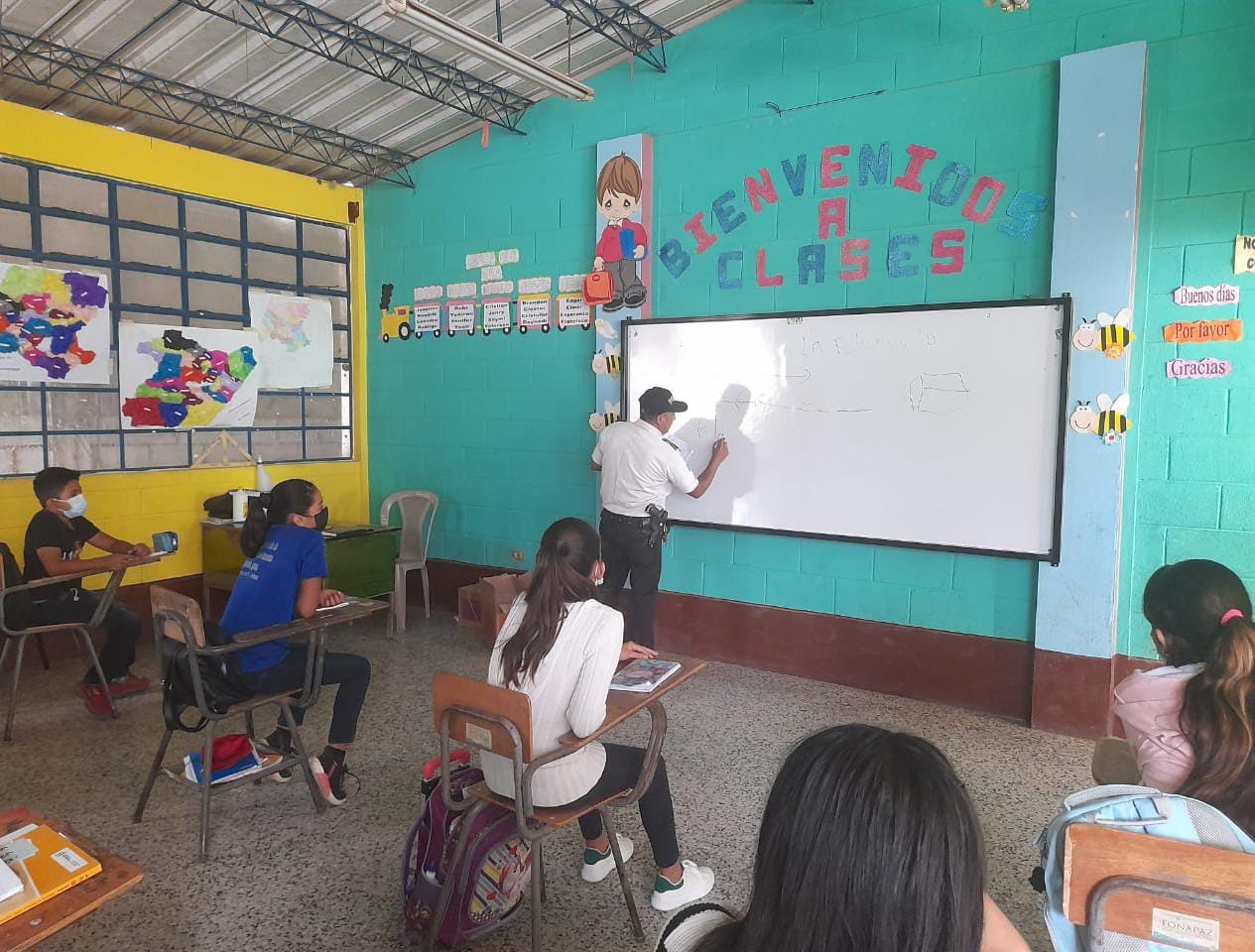 Agentes de la PNC promueven programa escolar Policía tu Amigo