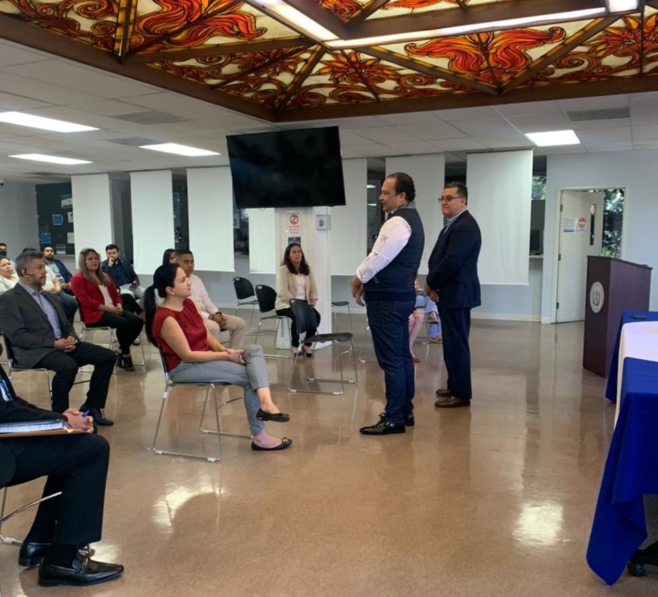 Conversan sobre atención y servicios en consulado en Los Ángeles