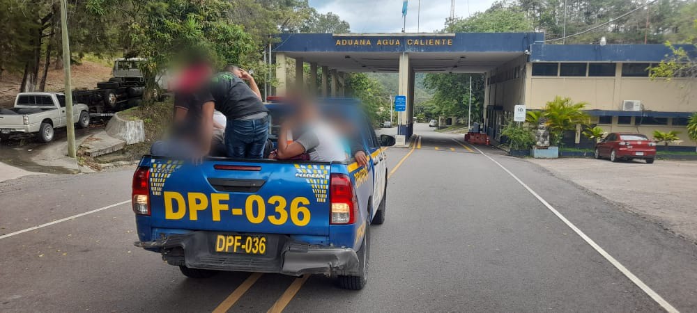 Grupo de extranjeros es remitido a Migración por ingreso irregular