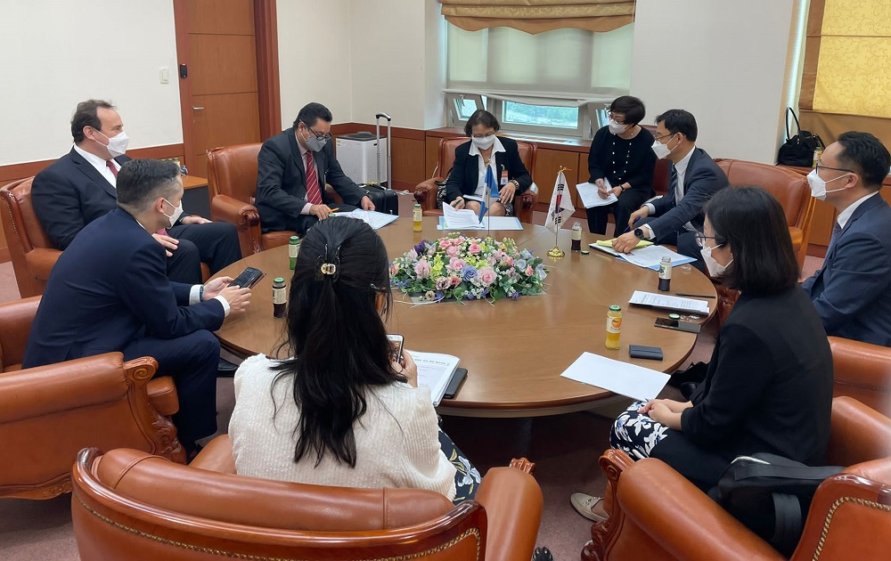 Guatemala da seguimiento a reanudación de negociación con Corea del Sur